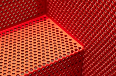 Czerwone, stalowe schody z bliska