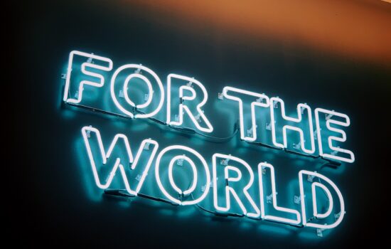 Neon z napisem "for the world"